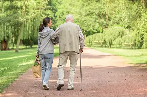 Betreuung mit Respekt: Pflegedienst begleitet älteren Herrn
